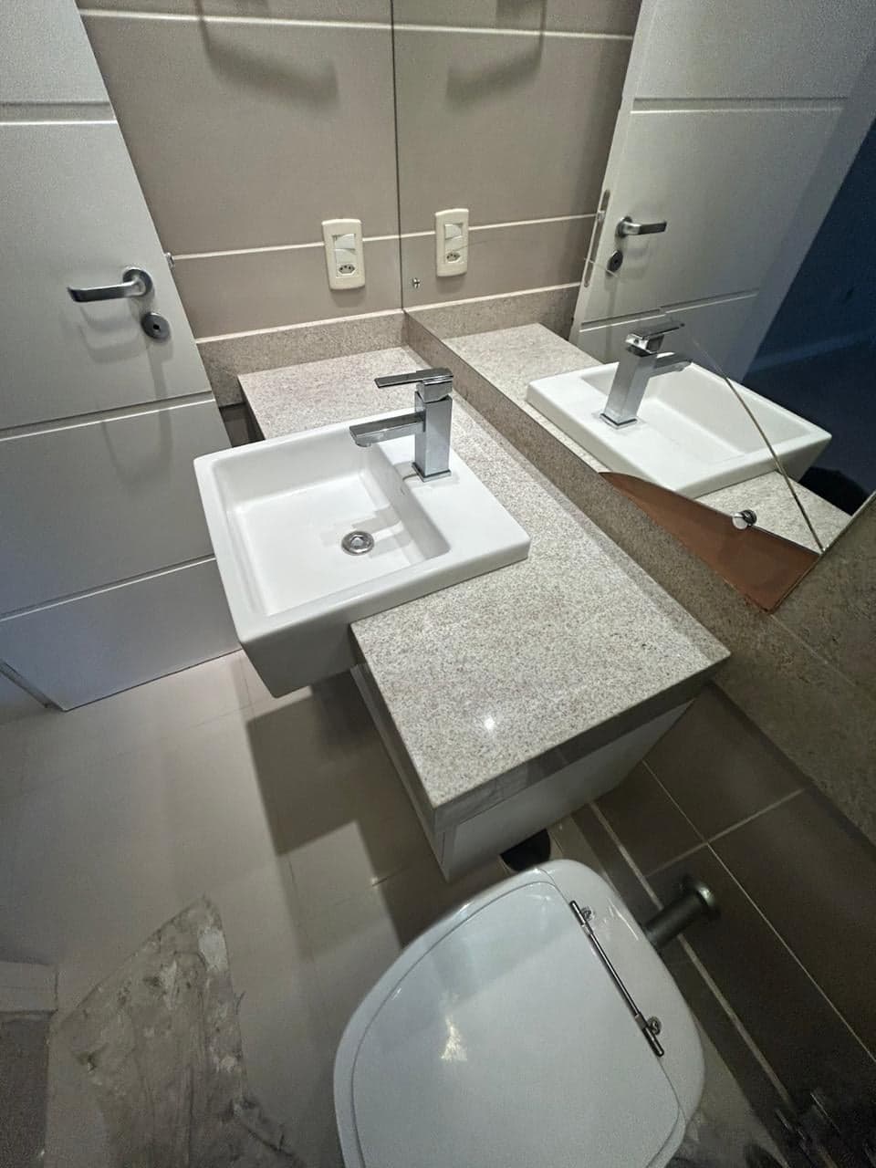 Branco Itaúnas em Banheiro