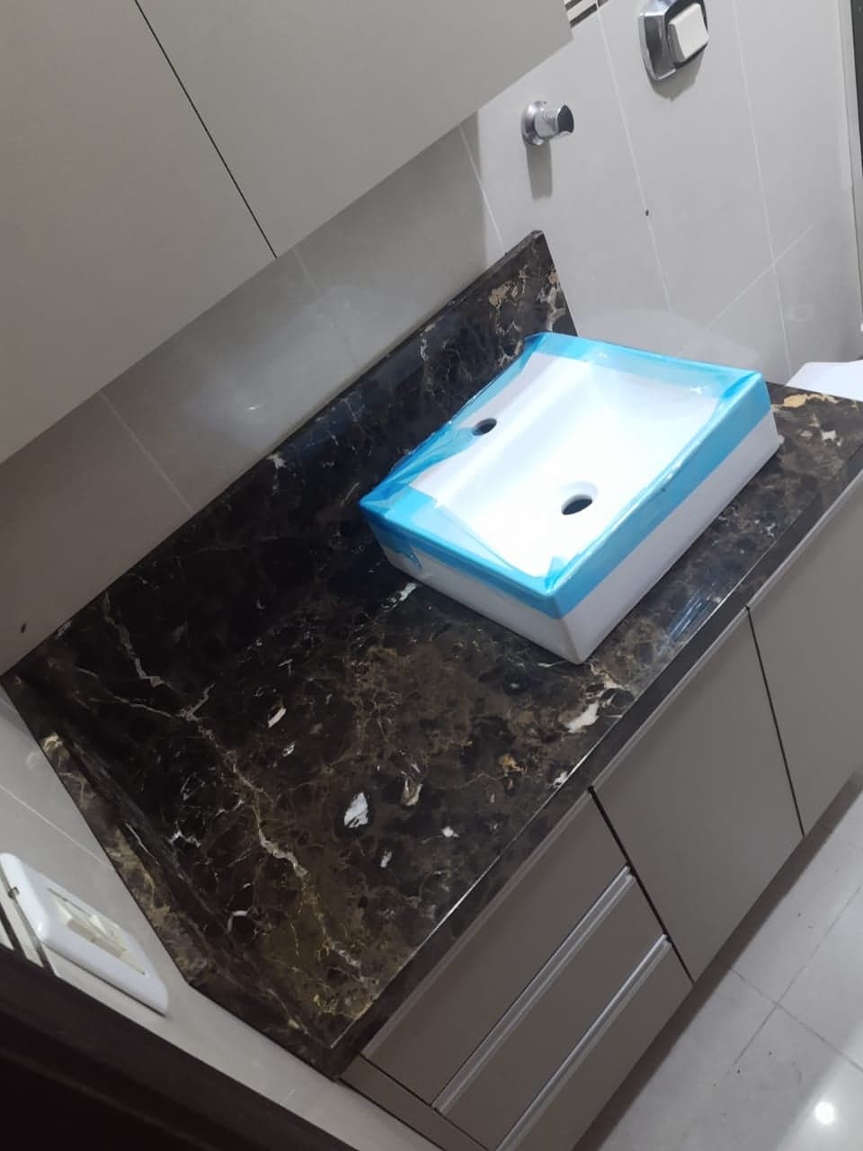 Marrom Imperador em Banheiro