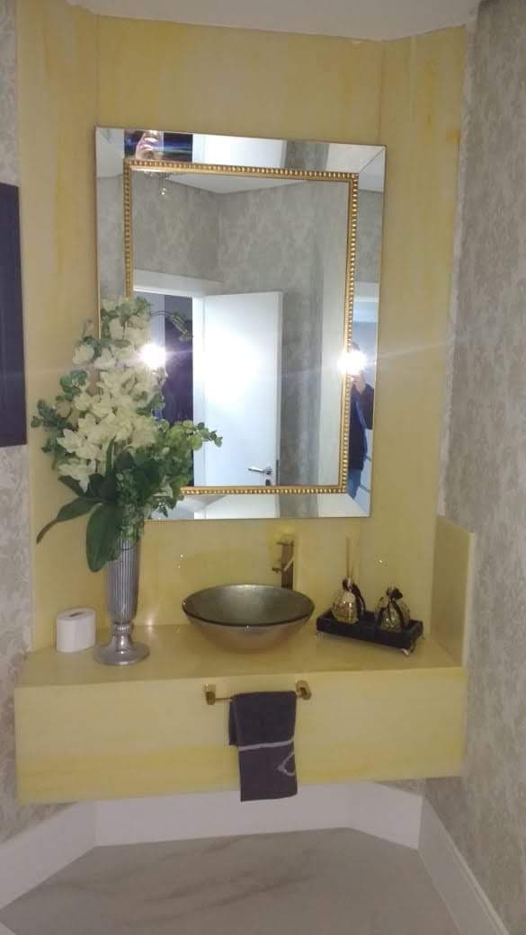 Ônix Âmbar em Banheiro
