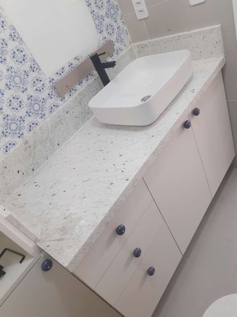 Branco Itaúnas em Banheiro
