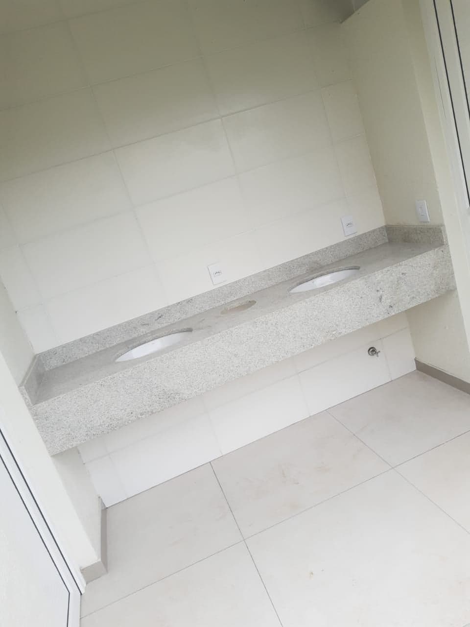 Branco Itaúnas em Banheiro
