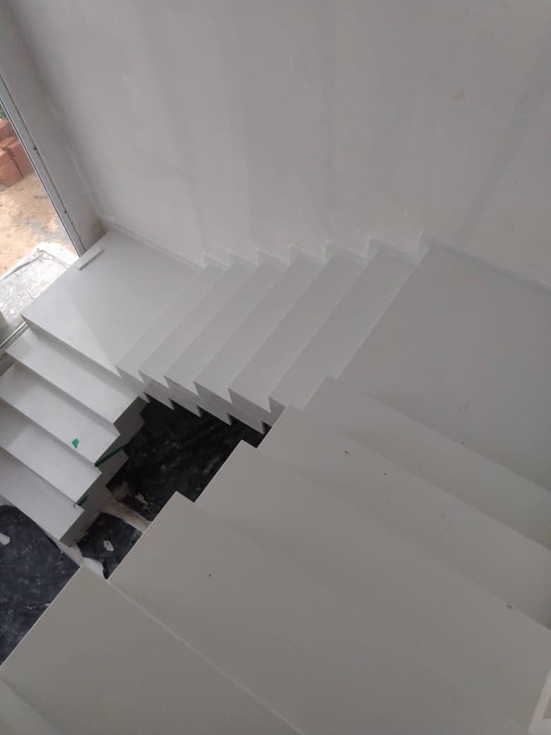 Escada em Branco Prime