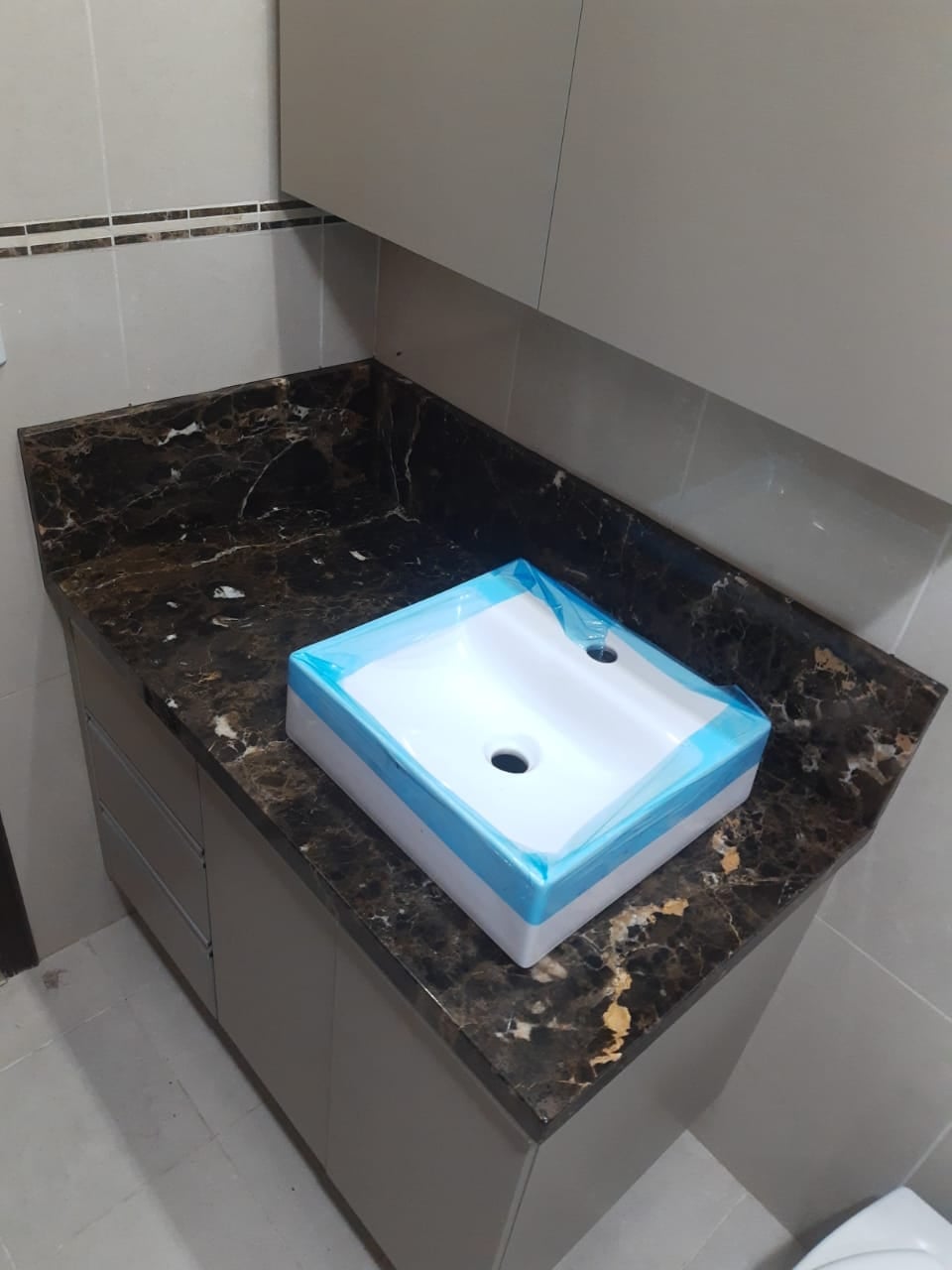 Marrom Imperador em Banheiro